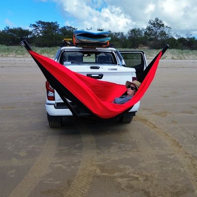 Revisão de montagem traseira do carro Cor preta na barra de reboque do veículo